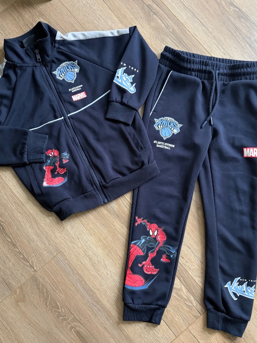Marvel x NBA New York Knicks Kids Sweatsuit l Youth 5/6